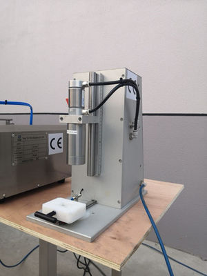 CE pneumatique couvrant semi la solution liquide orale de machine, machine de capsulage principale simple